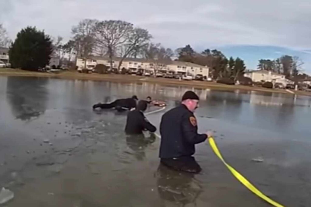 Poliziotti salvano bambino sul ghiaccio