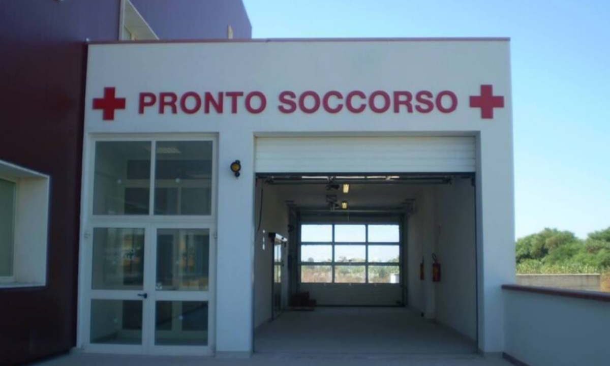 La storia dell'uomo malato di tumore sdraiato a terra in pronto soccorso per 8 ore in attesa di una barella