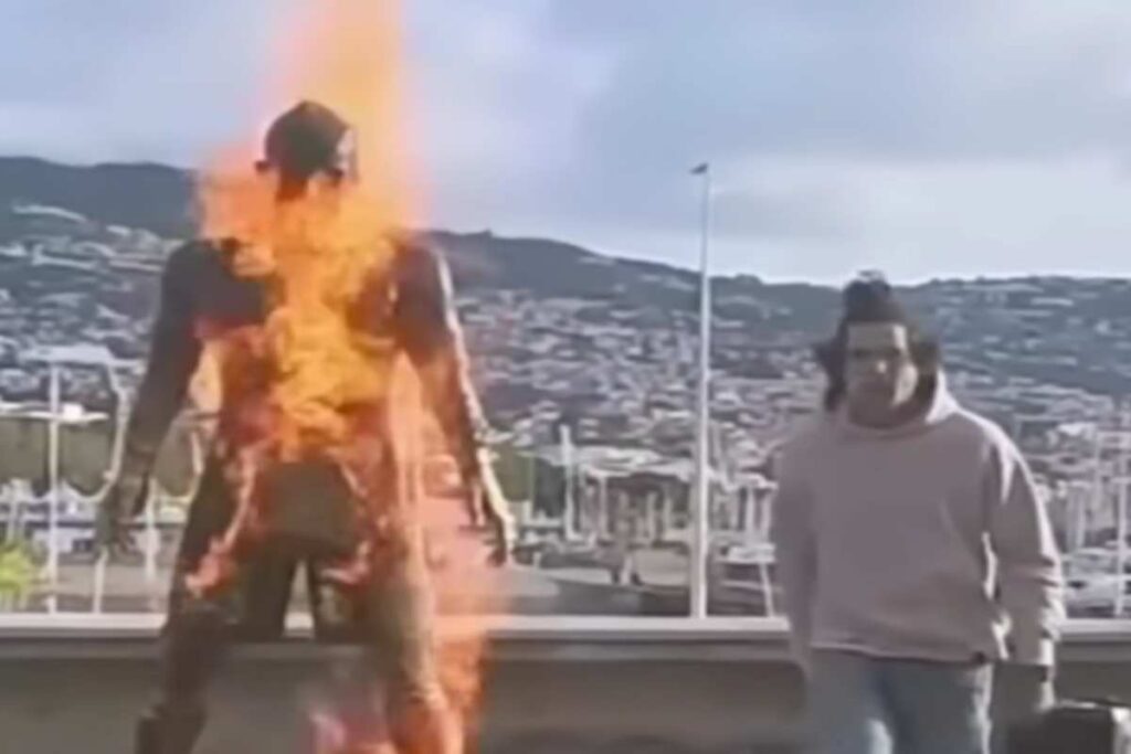 Dà fuoco alla statua di Cristiano Ronaldo