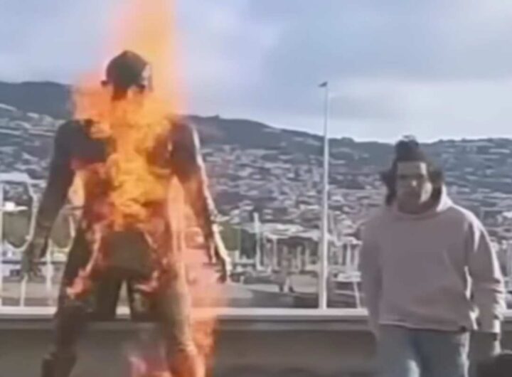 Dà fuoco alla statua di Cristiano Ronaldo