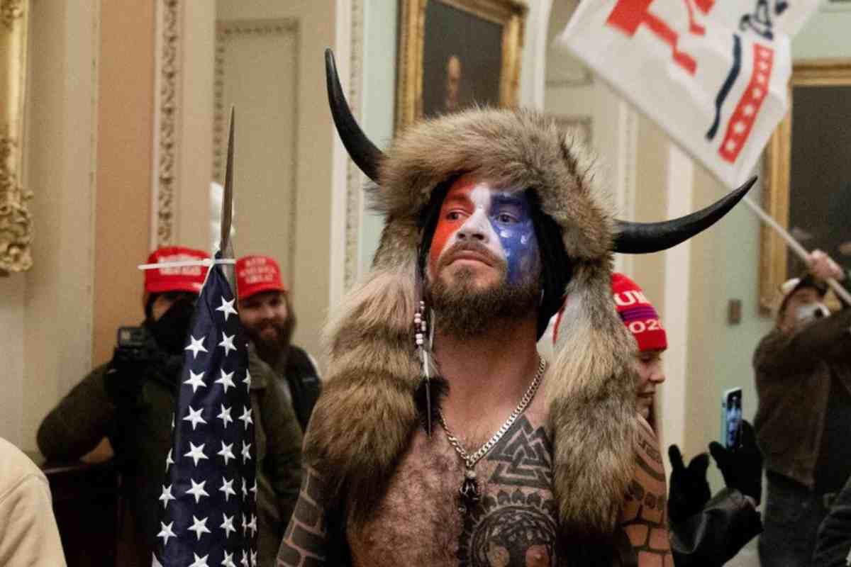 Lo “sciamano” dell’assalto a Capitol Hill rompe con Trump e si candida a governatore dell’Arizona