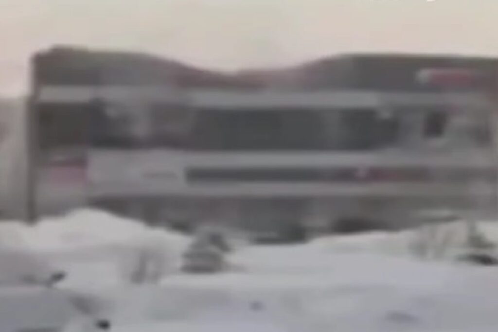 Crolla il tetto di un centro commerciale in Siberia
