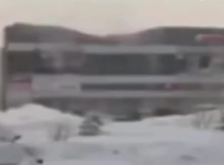 Crolla il tetto di un centro commerciale in Siberia