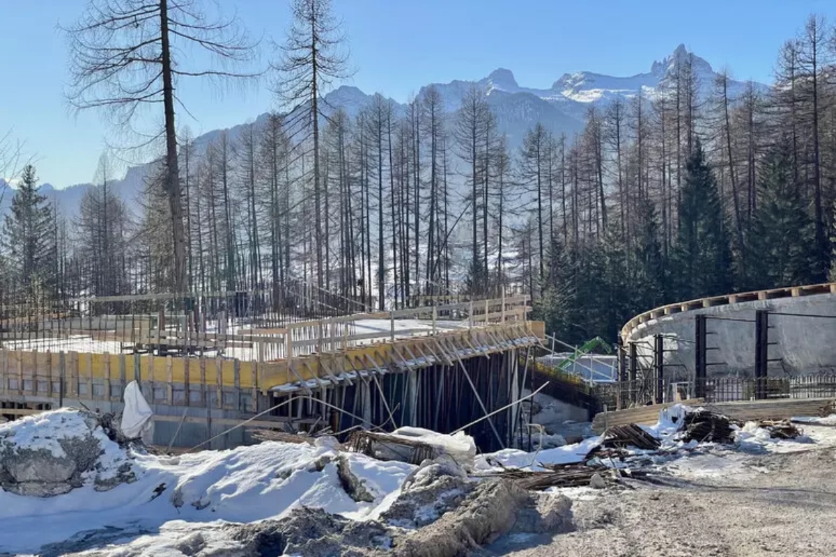 cortina sliding centre