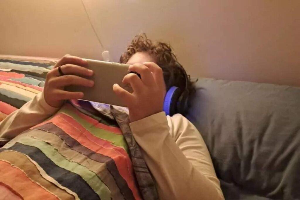 Un ragazzino con lo smartphone