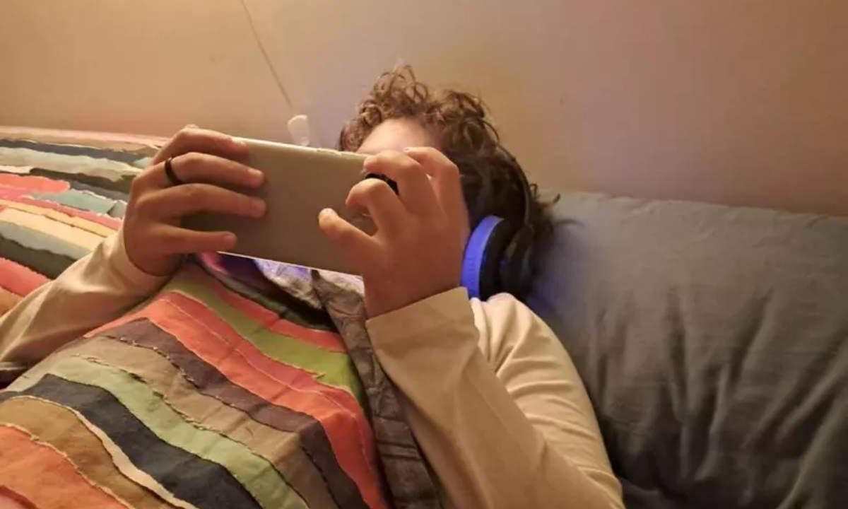 Un ragazzino con lo smartphone