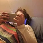 Un ragazzino con lo smartphone