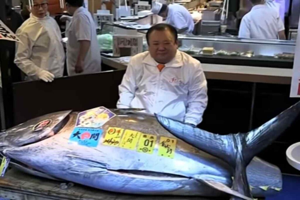 Tonno rosso da 243 chili venduto all'asta per 3,2 milioni di dollari