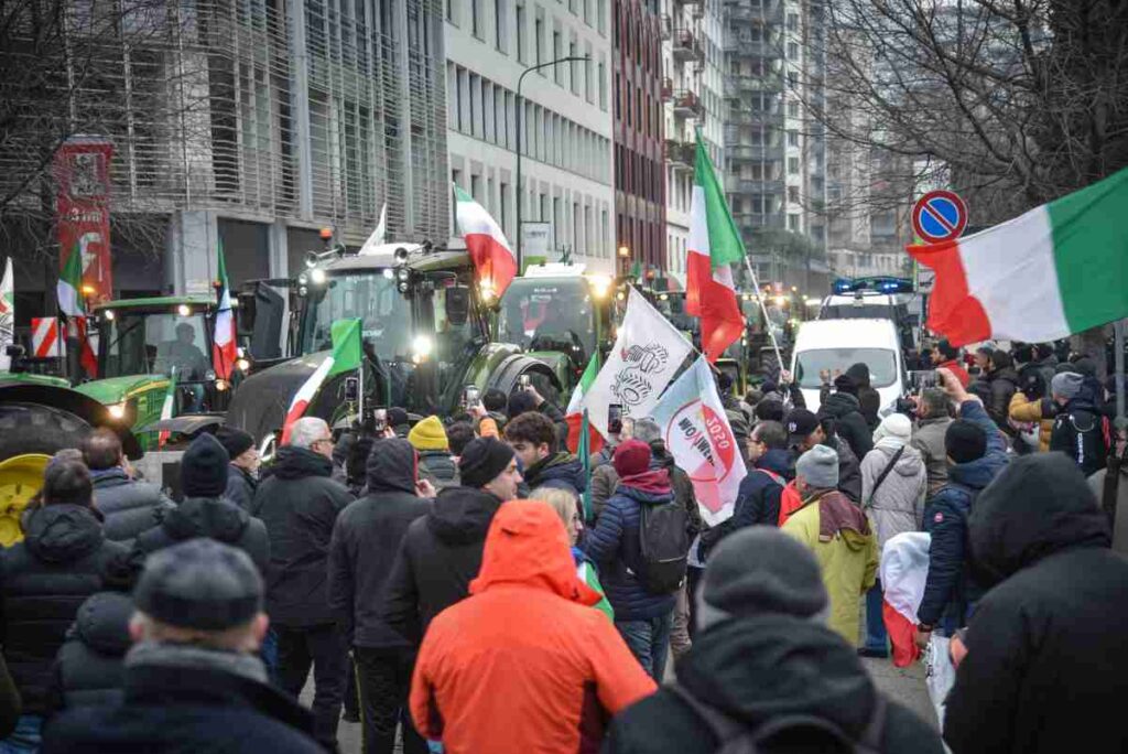 Mercosur, i trattori che bloccano il traffico a Milano