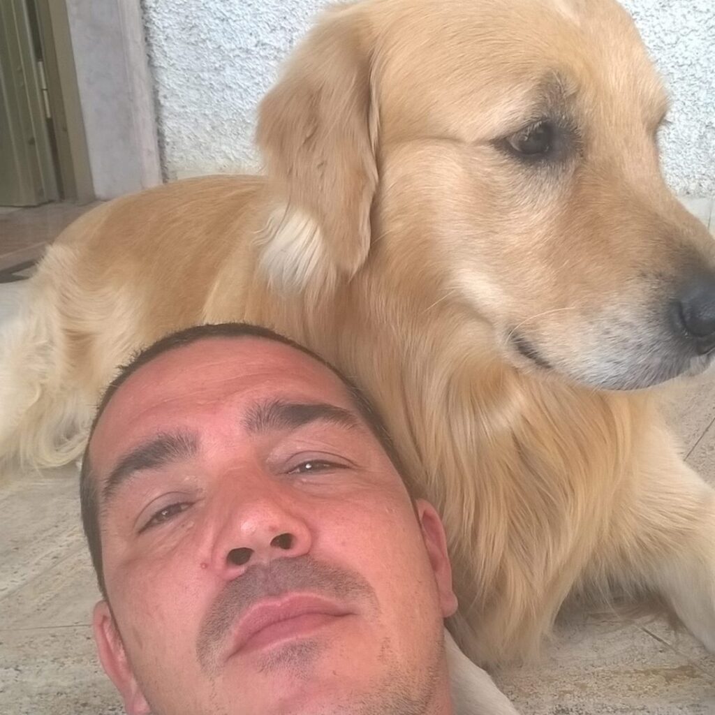 uomo morto salvare cane