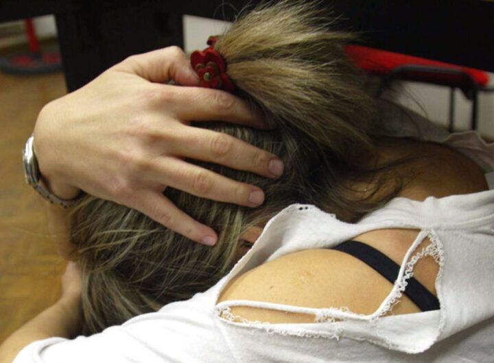 Collaboratore scolastico abusa di 8 alunne sotto i 14 anni, le attirava nei bagni e nell'aula magna