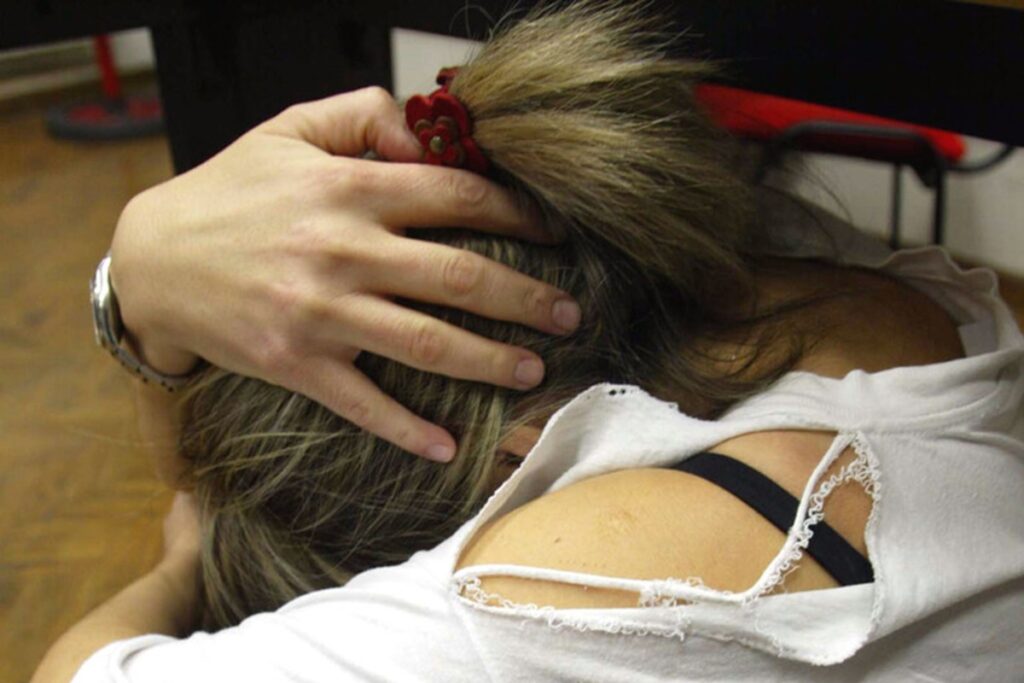 La storia della ragazzina venduta dalla madre a un 25enne, picchiata e violentata