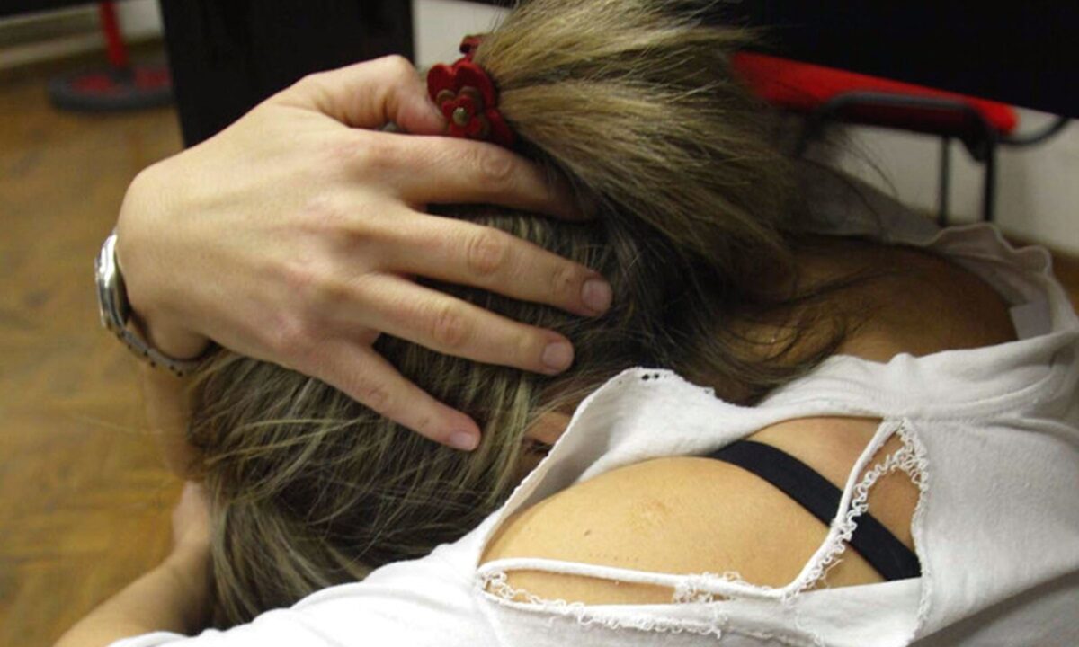 La storia della ragazzina venduta dalla madre a un 25enne, picchiata e violentata