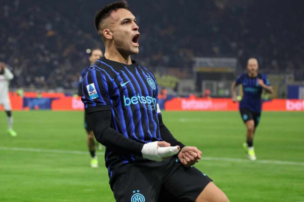 Lautaro Martinez festeggia dopo un gol