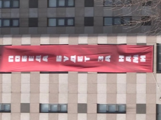 Striscione sull'ambasciata russa in Corea del Sud
