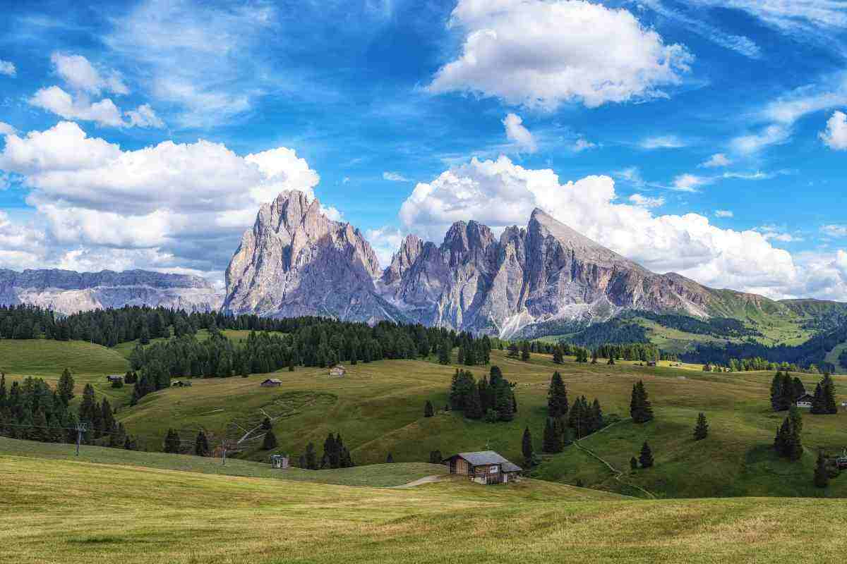 Questo borgo segreto delle Dolomiti sembra irreale: un’oasi nascosta tra prati infiniti e vette maestose