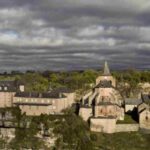 Questo borgo, con i suoi circa 2.800 abitanti, si distingue per una conformazione unica al mondo