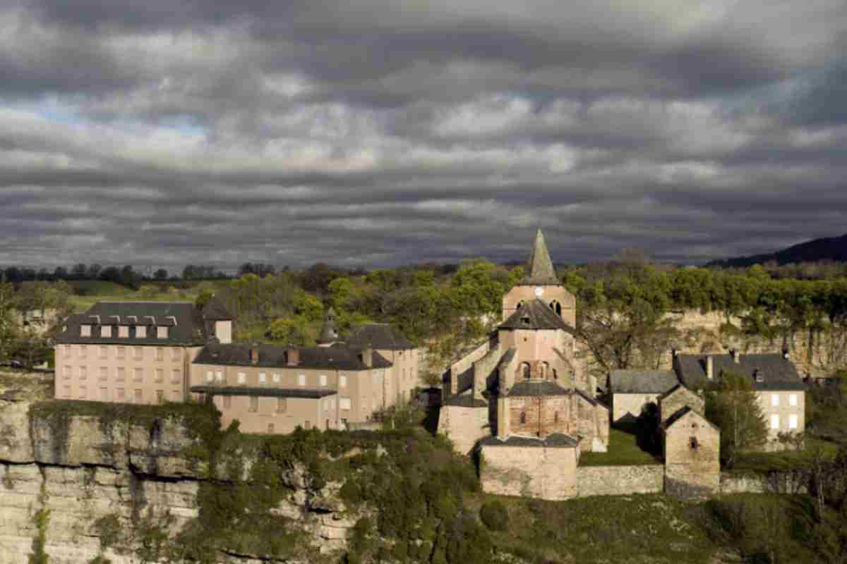 Sospeso nel vuoto: il borgo che sfida la gravità sull’orlo di un abisso millenario