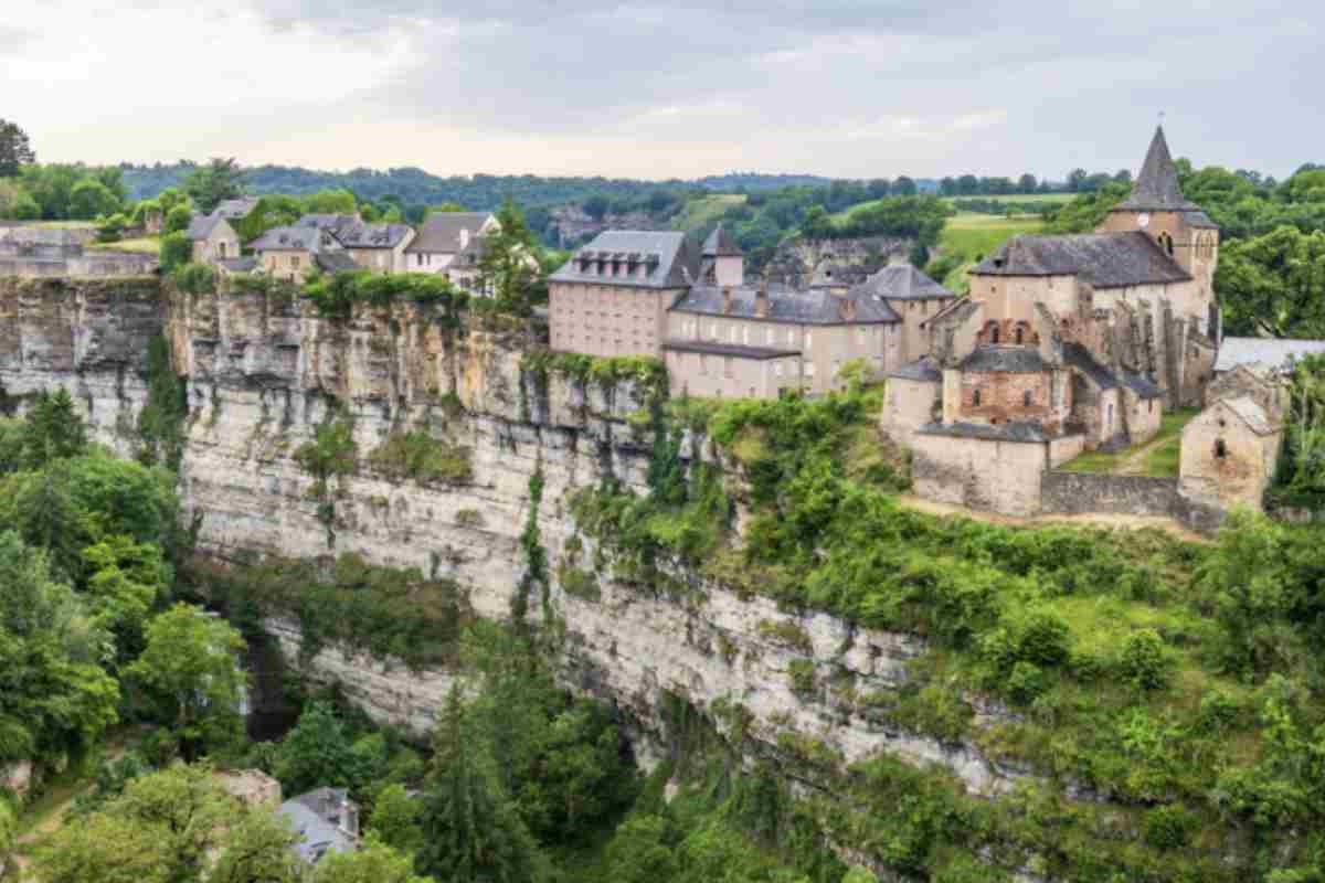 La magia di Bozouls è accentuata dalle leggende locali, tra cui quella secondo cui il diavolo stesso avrebbe creato in una sola notte