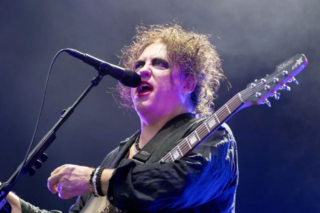Robert Smith, cantante e leader dei Cure, durante un'esibizione dal vivo