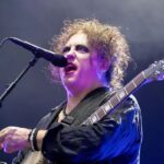 Robert Smith, cantante e leader dei Cure, durante un'esibizione dal vivo