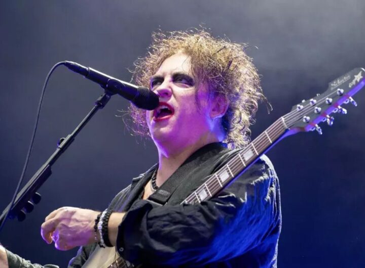 Robert Smith, cantante e leader dei Cure, durante un'esibizione dal vivo