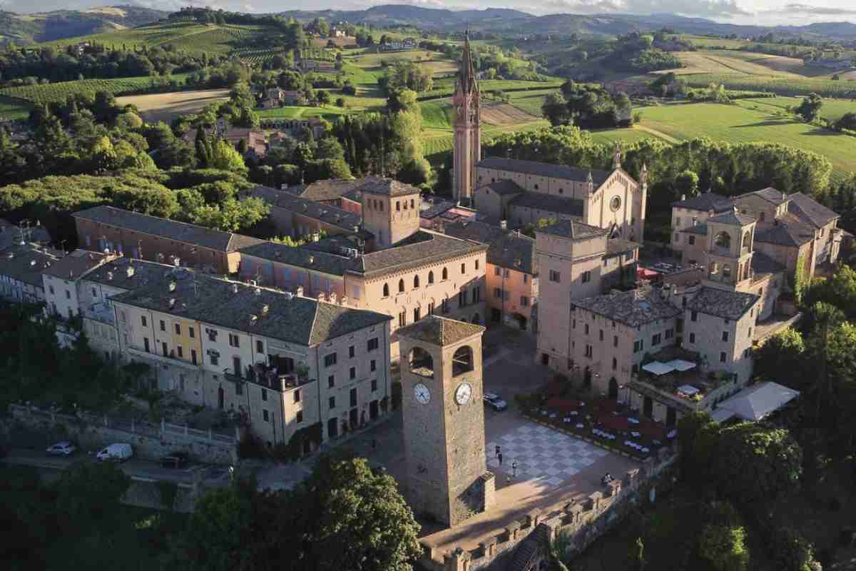 Il borgo incantato con l’antichissima scacchiera a grandezza naturale: sembra un sogno