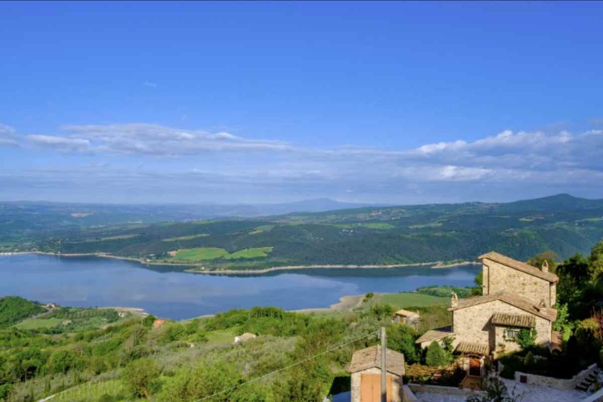 Civitella del Lago offre non solo un viaggio nella storia, ma anche un’esperienza sensoriale e culturale immersa in un ambiente