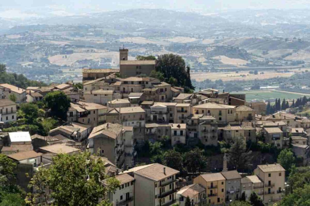 Le radici di Cosenza affondano almeno all’VIII secolo a.C., con la fondazione del villaggio italico di Kos. Nel IV secolo a.C