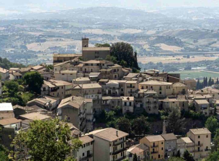 Le radici di Cosenza affondano almeno all’VIII secolo a.C., con la fondazione del villaggio italico di Kos. Nel IV secolo a.C