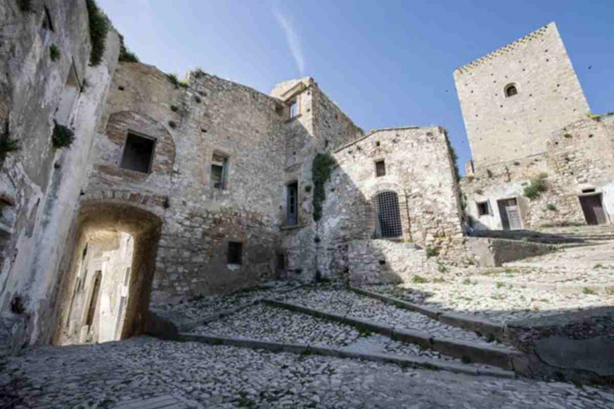 Passeggiando tra le rovine di Craco si possono ammirare case in pietra aggrappate alla roccia, palazzi nobiliari e suggestive strutture