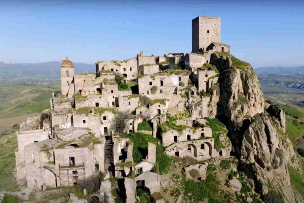 A pochi chilometri da Matera, questa antica cittadina abbandonata offre oggi uno spettacolo unico di storia, architettura e natura,