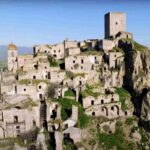 A pochi chilometri da Matera, questa antica cittadina abbandonata offre oggi uno spettacolo unico di storia, architettura e natura,
