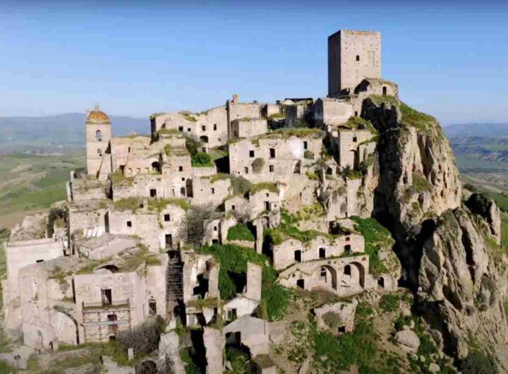 A pochi chilometri da Matera, questa antica cittadina abbandonata offre oggi uno spettacolo unico di storia, architettura e natura,