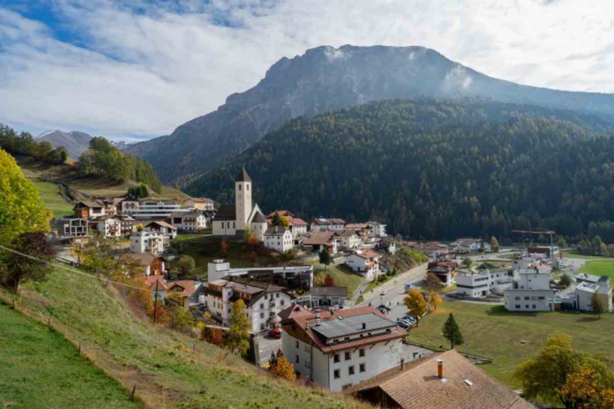Il borgo fantasma di Curon Venosta: il lago nasconde tutto tranne il campanile e a marzo è davvero magico