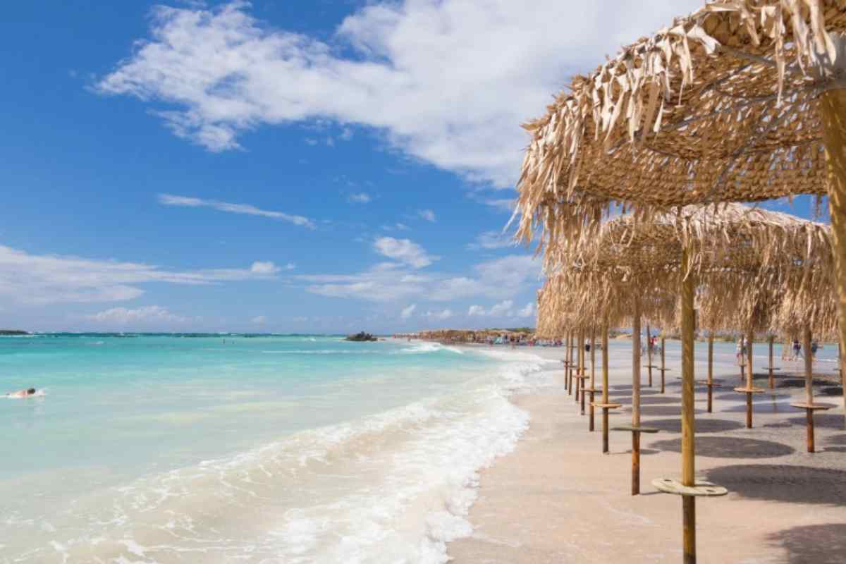 La spiaggia più bella del mondo nel 2026? È un paradiso con sabbia rosa a due passi dall’Italia