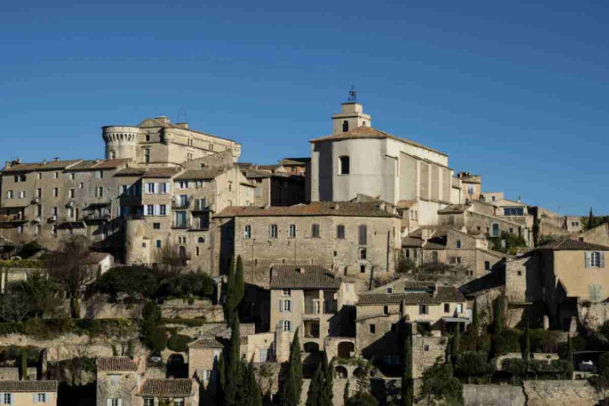 Oltre al fascino cinematografico, Gordes offre numerosi luoghi di interesse storico e culturale. L’imponente Castello di Gordes