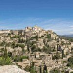 Questo villaggio, arroccato su uno sperone roccioso del massiccio del Luberon, continua a esercitare fascino su artisti