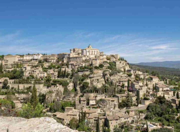 Questo villaggio, arroccato su uno sperone roccioso del massiccio del Luberon, continua a esercitare fascino su artisti