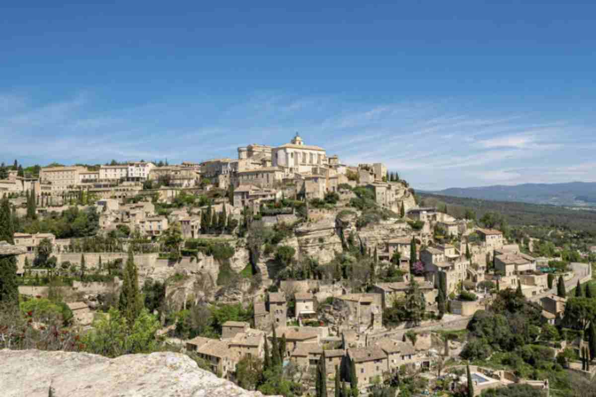 Un’oasi di pietra sospesa tra le nuvole: il borgo che profuma di lavanda ti aspetta a due passi dall’Italia