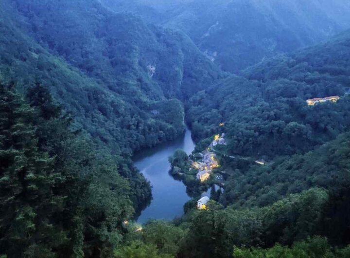 Questo gioiello nascosto, incastonato tra i boschi di castagni delle Alpi Apuane