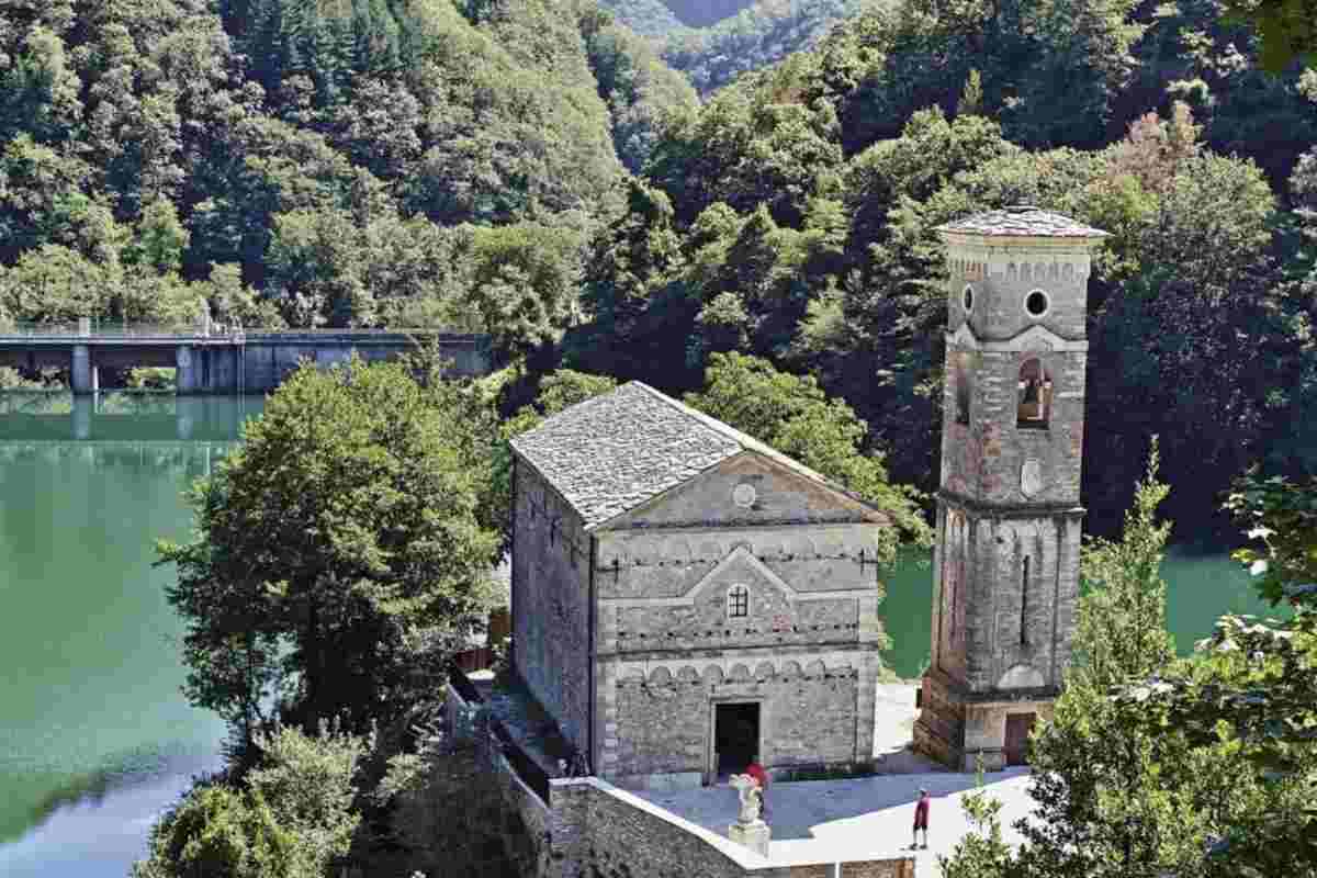 Questa perla tra Garfagnana e Versilia rappresenta un’alternativa valida e affascinante ai classici itinerari turistici toscani
