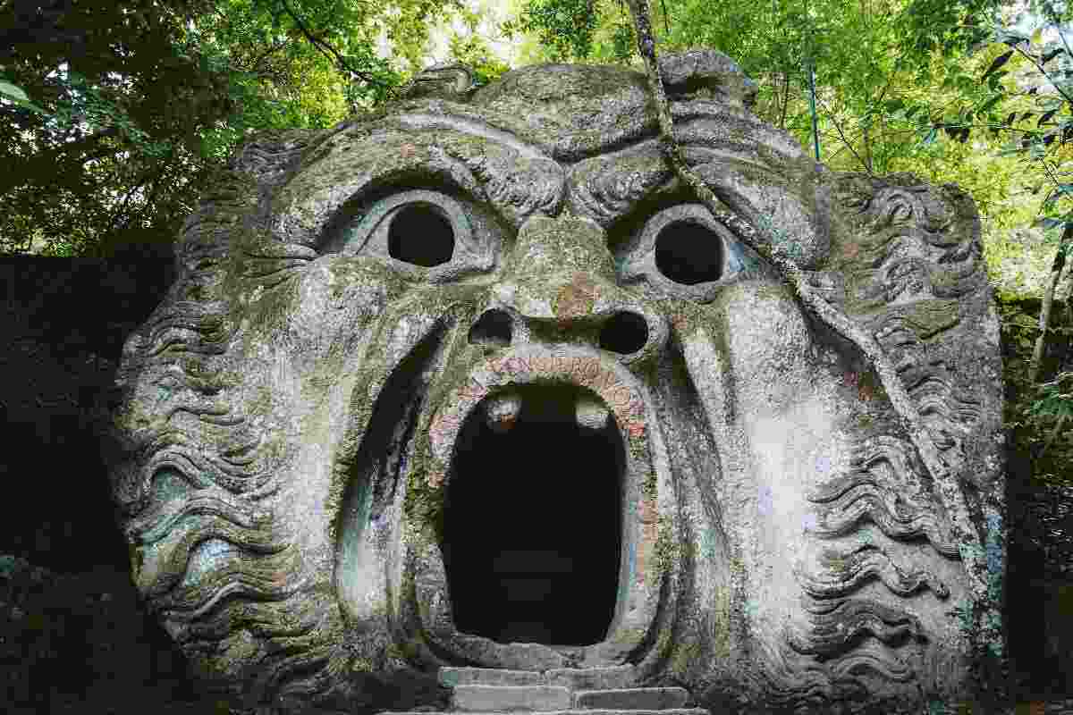 Il Bosco delle meraviglie: un viaggio da sogno tra sculture monumentali e natura selvaggia