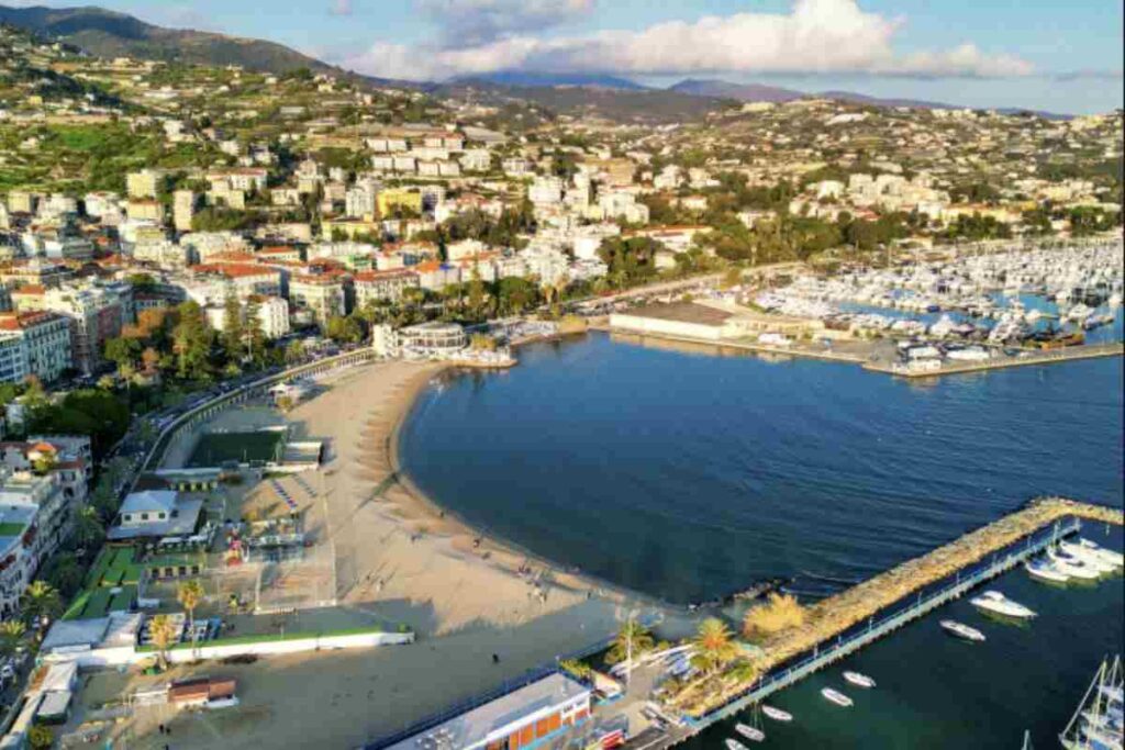 La città ligure, famosa in tutto il mondo per il Festival della Canzone Italiana che si svolge ogni anno a febbraio al Teatro Ariston