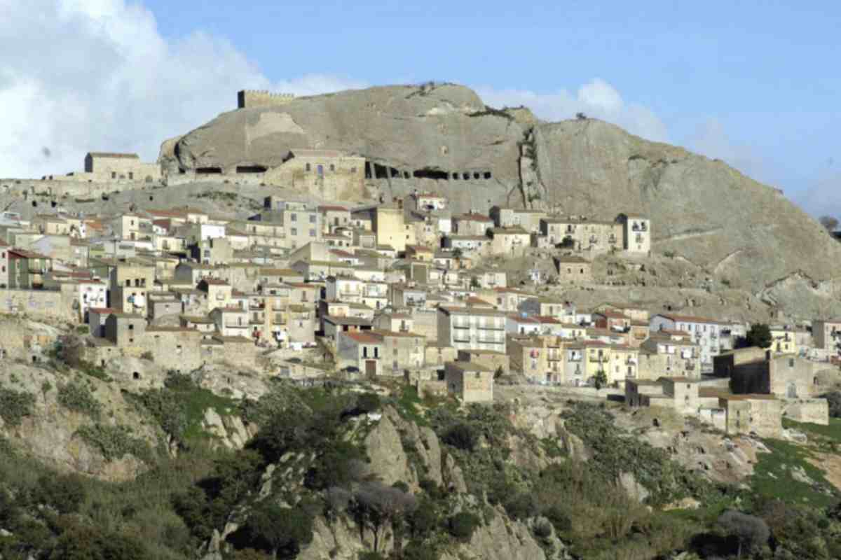 Nel cuore della Sicilia centrale, il piccolo comune di Sperlinga (650 abitanti) rappresenta un raro esempio di borgo