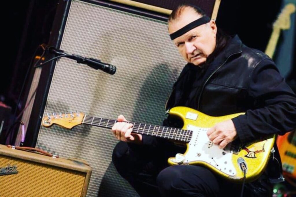 Dick Dale, il padre della musica surf, con la sua chitarra gialla sul palco