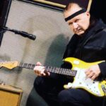 Dick Dale, il padre della musica surf, con la sua chitarra gialla sul palco
