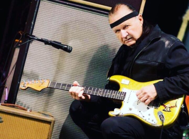 Dick Dale, il padre della musica surf, con la sua chitarra gialla sul palco