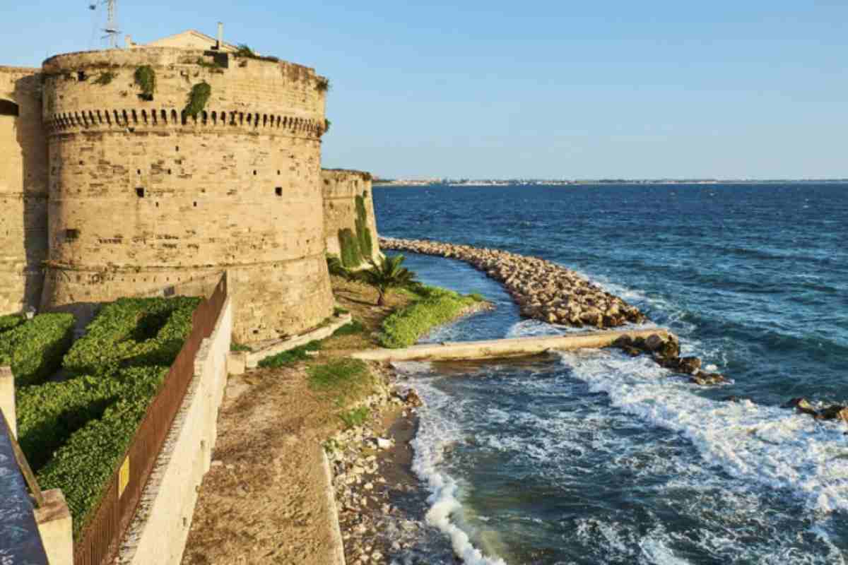 Il lungomare Vittorio Emanuele III è il luogo ideale per una passeggiata romantica al tramonto, con la città che si specchia nelle acque tranquille