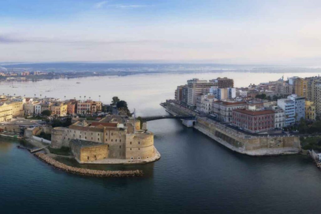 Tra le attrazioni più iconiche della città di Taranto spicca il Castello Aragonese, una fortezza imponente costruita nel XIII